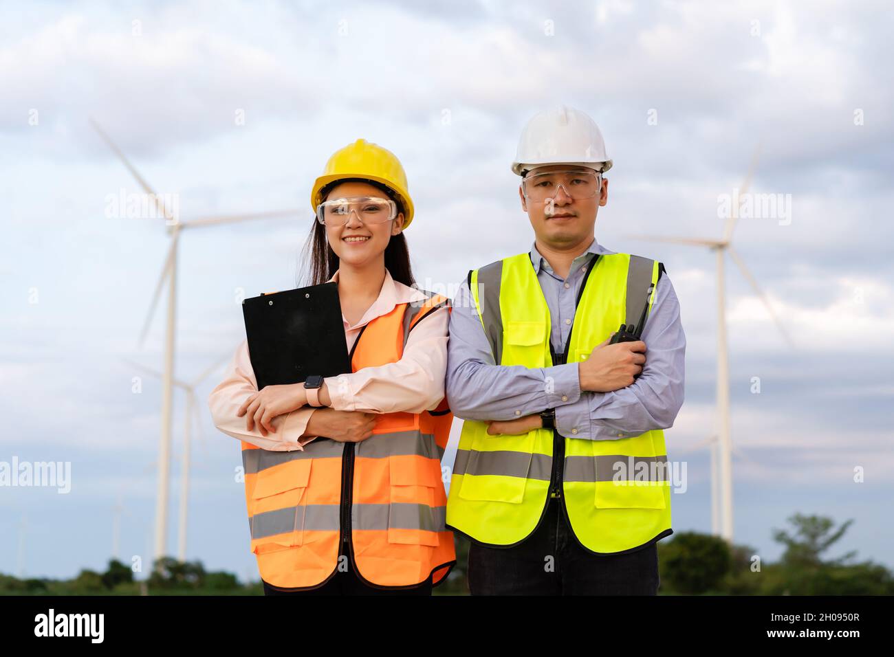 Junges Ingenieurteam, das gegen den Windturbinenpark arbeitet Stockfoto