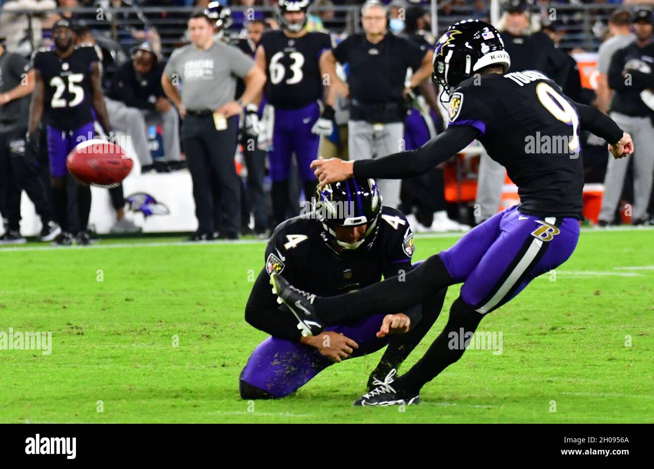 Baltimore, Usa. Oktober 2021. Baltimore Ravens Kicker Justin Tucker (9) schießt ein 23-Yard-Feldtor gegen die Indianapolis Colts, wie Sam Koch (4) in der ersten Hälfte im M&T Bank Stadium in Baltimore, Maryland, am Montag, den 11. Oktober 2021, hält. Foto von David Tulis/UPI Credit: UPI/Alamy Live News Stockfoto