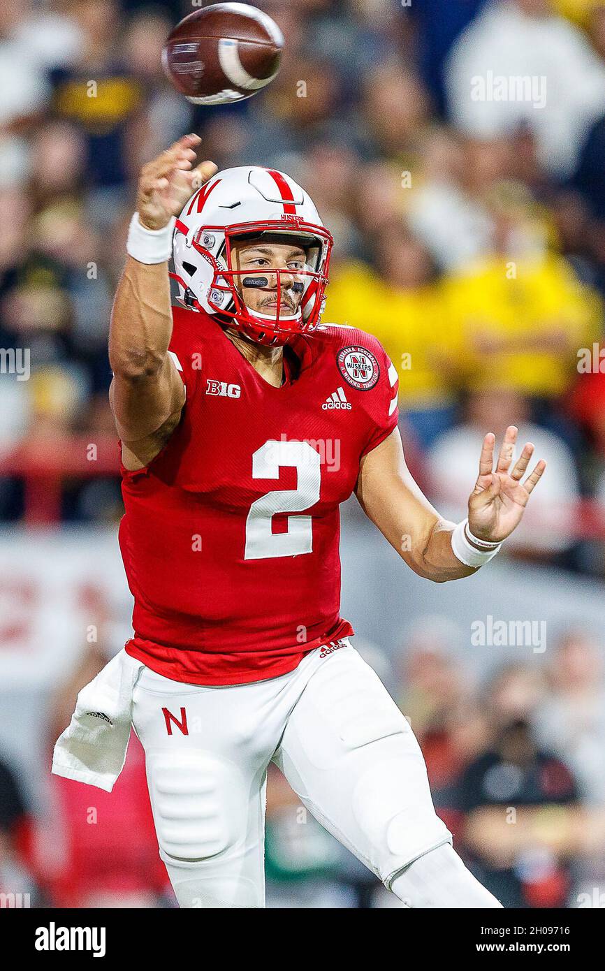 Lincoln, NE. USA 09. Oktober 2021. Nebraska Cornhuskers Quarterback Adrian Martinez #2 in Aktion während eines Fußballspiels der NCAA Division 1 zwischen Michigan Wolverines und den Nebraska Cornhuskers im Memorial Stadium in Lincoln, NE. Michigan gewann 32-29.Teilnahme: 87,370.Michael Spomer/Cal Sport Media/Alamy Live News Stockfoto