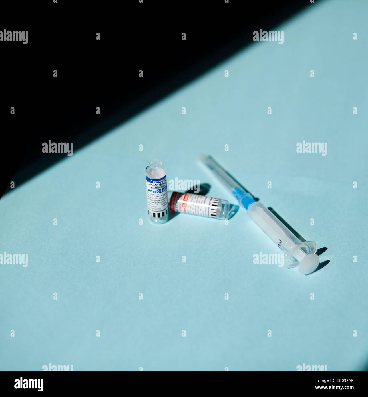 Kemerowo Russland August 2021. Der Coronavirus-Impfstoff liegt in den Händen eines Arztes, einer Spritze. Coronavirus Covid 19 Impfstoff Sputnik V, Ortsname GamCov Stockfoto