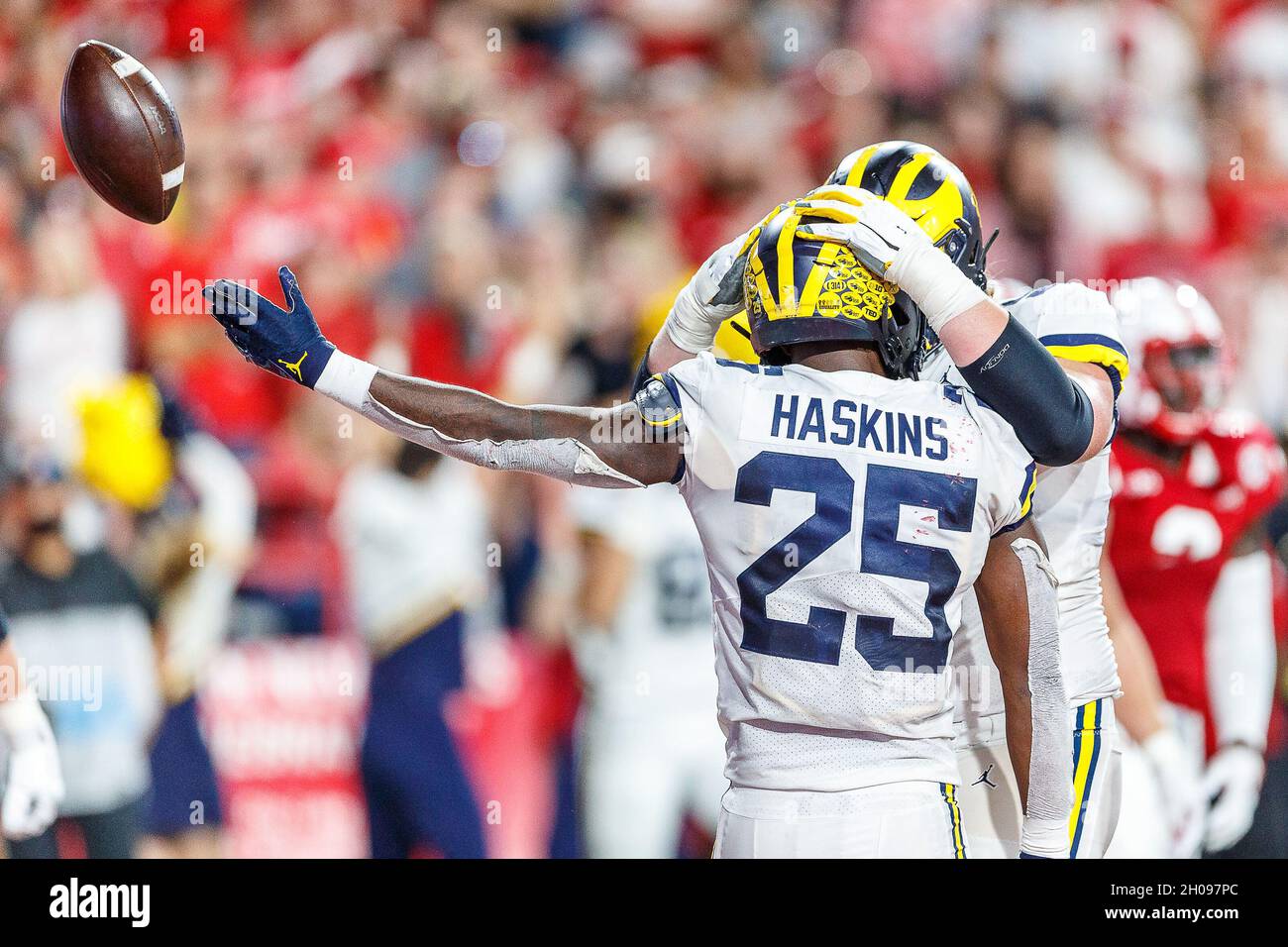 09. Oktober 2021 - Lincoln, NE. USA - Michigan Wolverines, die Hassan Haskins #25 zurücklaufen, wird von einem Teamkollegen gratuliert, nachdem er während eines Fußballspiels der NCAA Division 1 zwischen Michigan Wolverines und den Nebraska Cornhuskers im Memorial Stadium in Lincoln, NE, einen stürzenden Touchdown in Aktion erzielt hat. .Michigan gewann 32-29.Teilnahme: 87,370.Michael Spomer/Cal Sport Media/Sipa USA(Bildnachweis: &copy; Michael Spomer/CSM/Sipa USA) Stockfoto