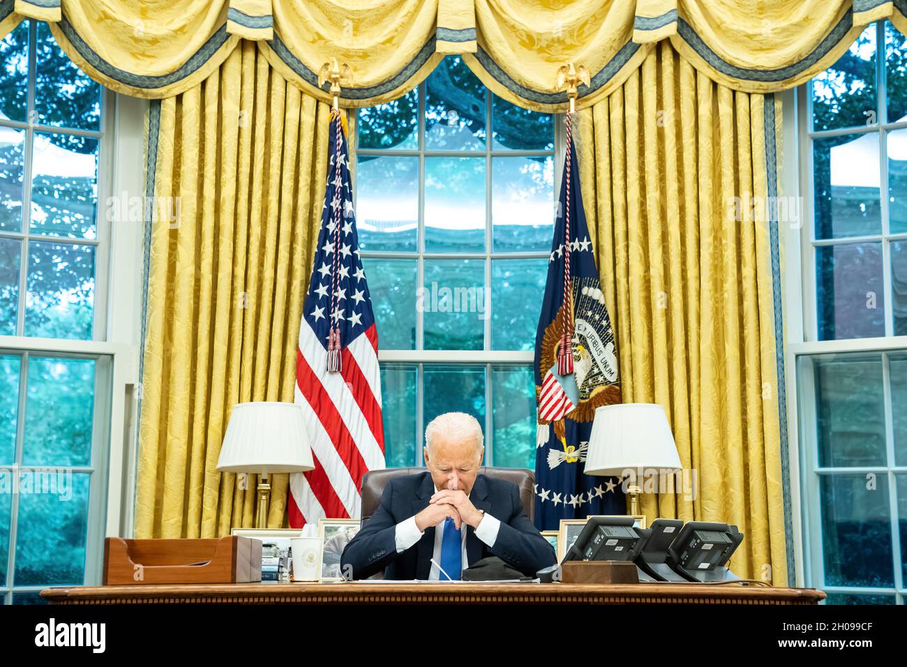 Präsident Joe Biden telefoniert am Donnerstag, den 19. August 2021, mit dem französischen Präsidenten Emmanuel Macron im Oval Office des Weißen Hauses. (Offizielles Foto des Weißen Hauses von Erin Scott) Stockfoto