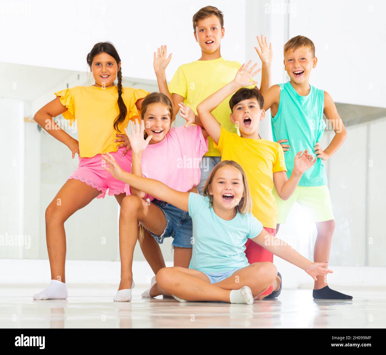 Glückliche Kinder posieren beim modernen Tanzkurs Stockfoto