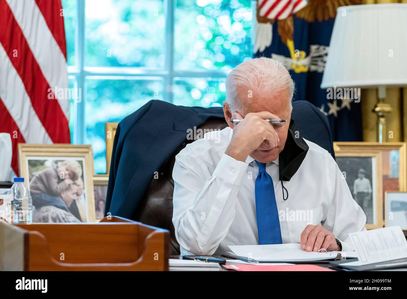 Präsident Joe Biden kommentiert die Ausführungen, die er am Donnerstag, den 19. August 2021, im Oval Office des Weißen Hauses über die Lage in Afghanistan halten wird. (Offizielles Foto des Weißen Hauses von Erin Scott) Stockfoto