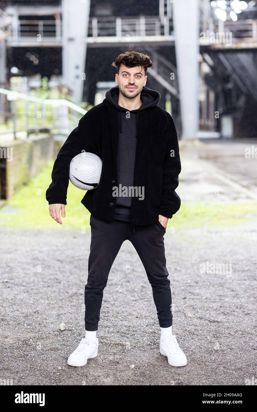 Duisburg, Deutschland. Oktober 2021. Marcel Gurk, zweimaliger deutscher Freestyle-Champion, steht vor einer alten industriellen Kulisse. Spektakuläre Fußballtricks auf TikTok, Familienalltag auf YouTube oder Geschichten aus dem Nebenjob auf Instagram – immer mehr Fußballer und auch Schiedsrichter aus den Klassen unterhalb der 3. Liga präsentieren sich und ihr Leben in den sozialen Netzwerken. Quelle: Marcel Kusch/dpa/Alamy Live News Stockfoto