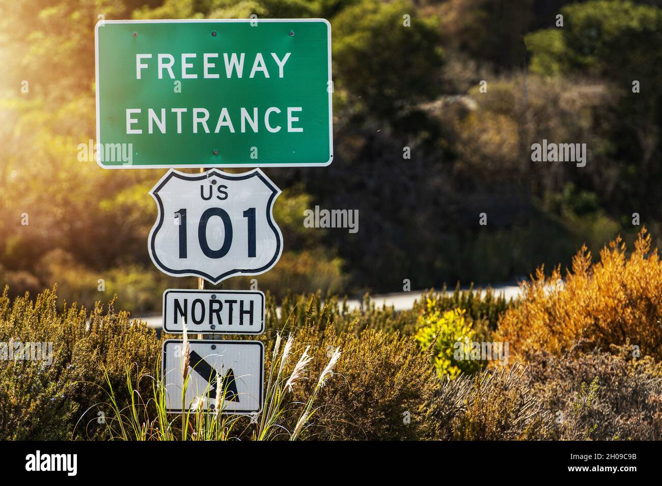 Einfahrtsschild Des Berühmten California Highway 101 Der Vereinigten Staaten. Thema „Roadtrip“. Stockfoto