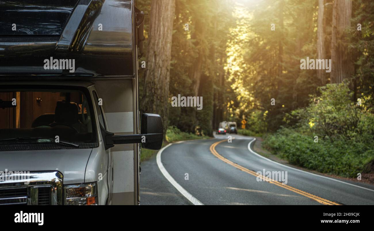 Klasse C Wohnmobil auf dem Scenic 101 California Highway Panoramic Photo. Thema „RV Road Trip“. Stockfoto