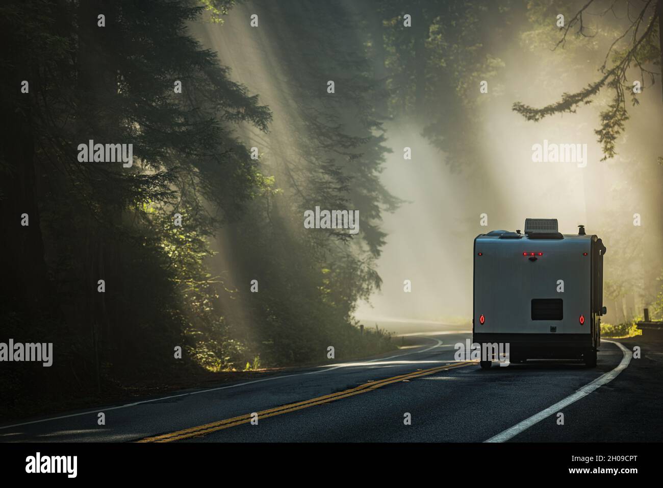 RV Reiseanhänger California Coastal Road Trip. Redwoods National- und State Parks. United States Highway 101. Camping Für Freizeitfahrzeuge. Stockfoto