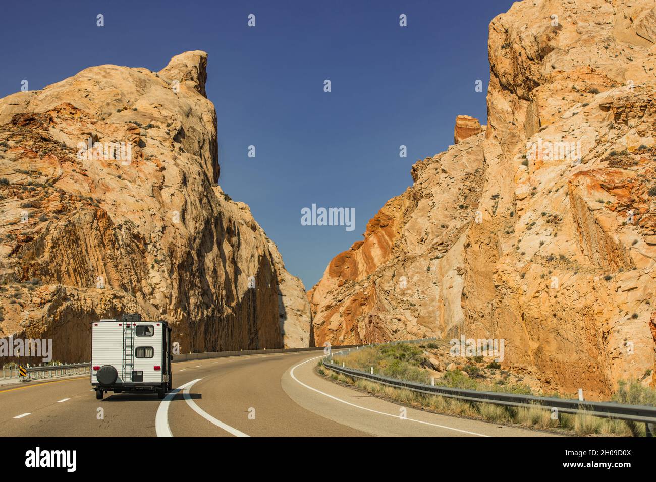 Freizeitfahrzeug auf der Interstate Highway 70 der Vereinigten Staaten von Amerika. Reise-Trailer landschaftlich reizvoller Roadtrip im Bundesstaat Utah Stockfoto