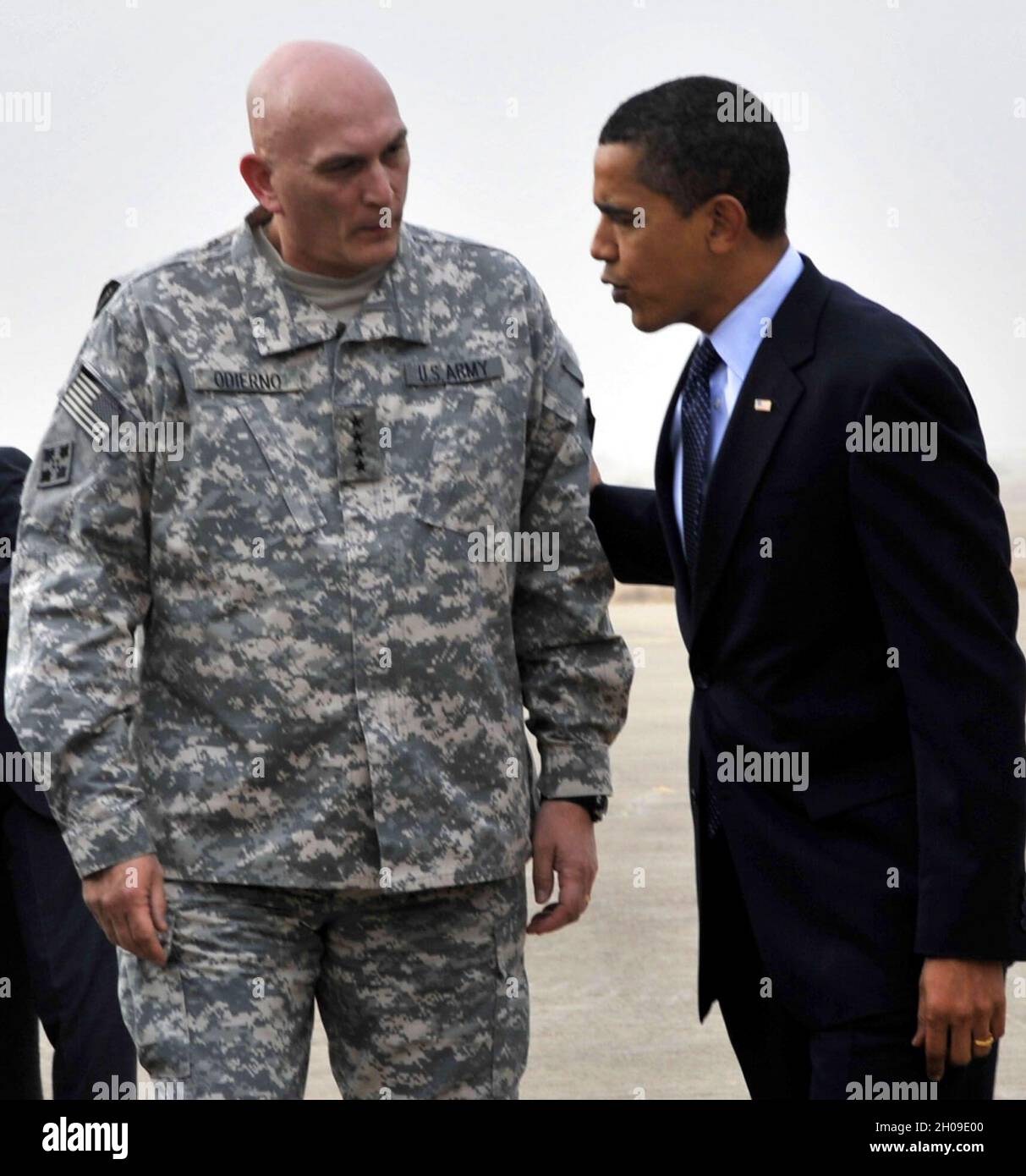 Bagdad, Irak - 7. April 2009 -- der US-Präsident Barack Obama spricht mit General Ray Odierno, der die allgemeinen multinationalen Streitkräfte im Irak befehligen wird, kurz nach der Landung in Air Force One auf der Fluglinie am Dienstag, dem 7. April 2009. Kurz nach seiner Ankunft sprach der Präsident im Al Faw Palace, Camp Victory, Irak, eine Menschenmenge von fast 1,500 Dienstmitgliedern, Zivilisten der Regierung und Auftragnehmern an. Während seiner Rede lobte der Präsident die Mitglieder des Dienstes für ihren Fokus und ihr Engagement und versprach ihnen seine Unterstützung während ihrer Amtszeit. Quelle: Amanda Currier - DoD via CNP /MediaPunch Stockfoto