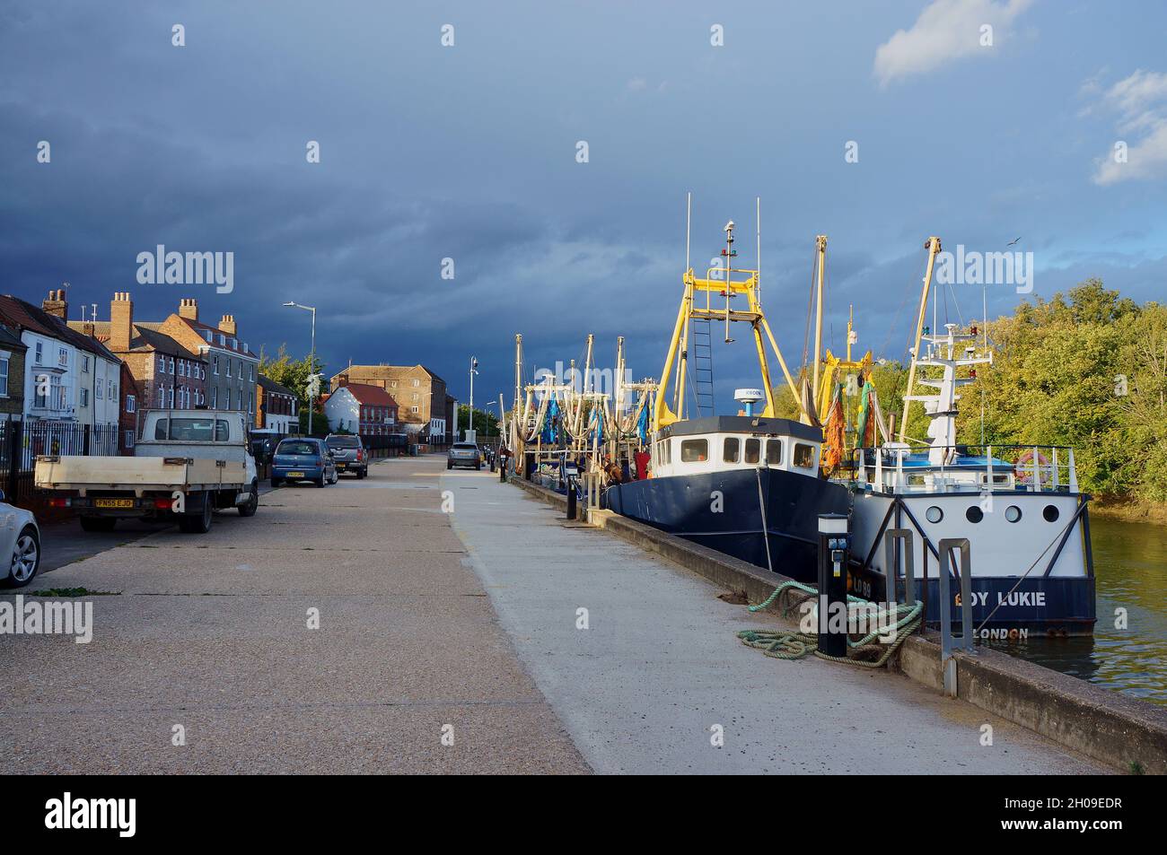 Fischerboote, die auf dem Fluss Haven oder Witham an der London Road mit dunklen Wolken am Himmel vor Anker liegen. Boston Lincolnshire Stockfoto