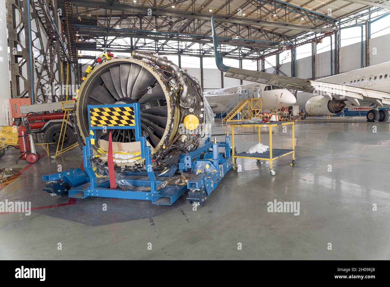 Große Flugzeugturbine im Hangar während der Überholung Stockfoto