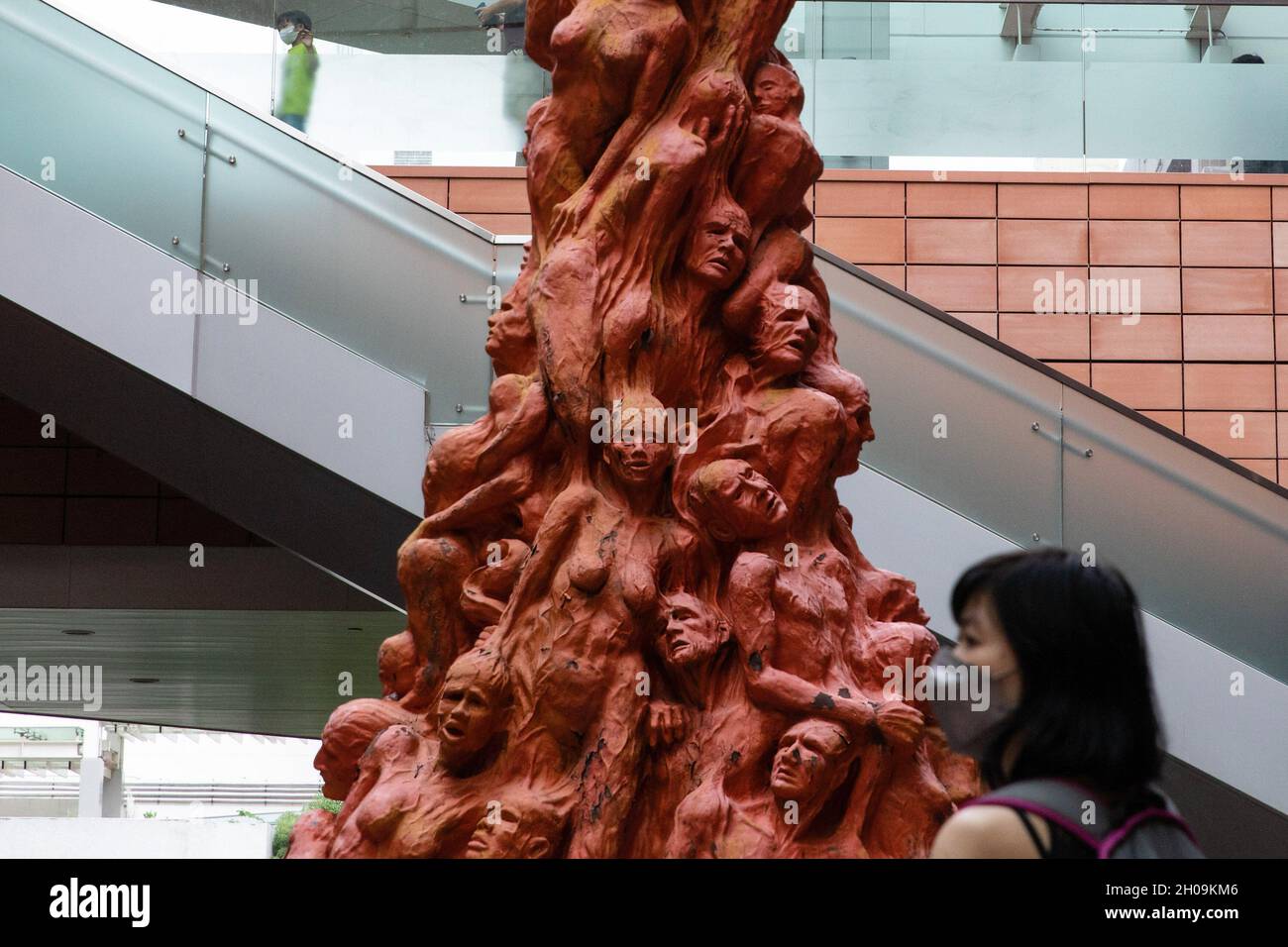 Hongkong, China. Oktober 2021. Die Säule der Schande wird vor ihrer Entfernung auf dem Campus der Universität von Hongkong (HKU) ausgestellt.am letzten Tag vor der Aufhebung der Säule der Schande durch die Universität von Hongkong (HKU) forderte die HKU den Organisator des HK-Tiananmen-Massakers am 4. Juni, Um die Säule der Schande vor dem Termin von morgen - 13. Oktober, 5 Uhr zu entfernen. Der vom dänischen Künstler Jens Galschiøt geschaffene Pfeiler der Schande wurde seit 1997 24 Jahre an der Hong Kong University errichtet und ausgestellt. (Foto von Alex Chan Tsz Yuk/SOPA Images/Sipa USA) Quelle: SIPA USA/Alamy Live News Stockfoto