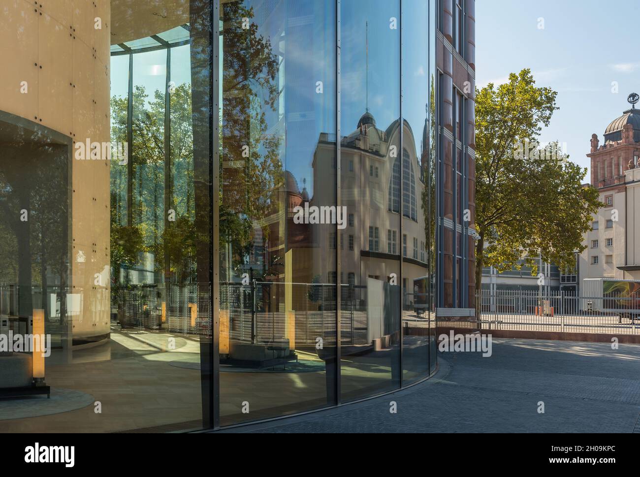 Spiegelung in den Glasfenstern des Frankfurter Ausstellungsturms Stockfoto