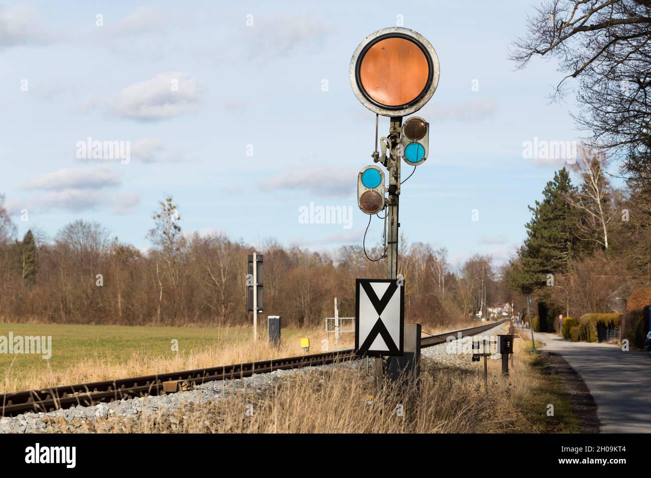 St. Alban, Deutschland - 2. Feb 2021: Rundes, orangefarbenes Bahnsignal. Direkt neben der Eisenbahnstrecke. Stockfoto