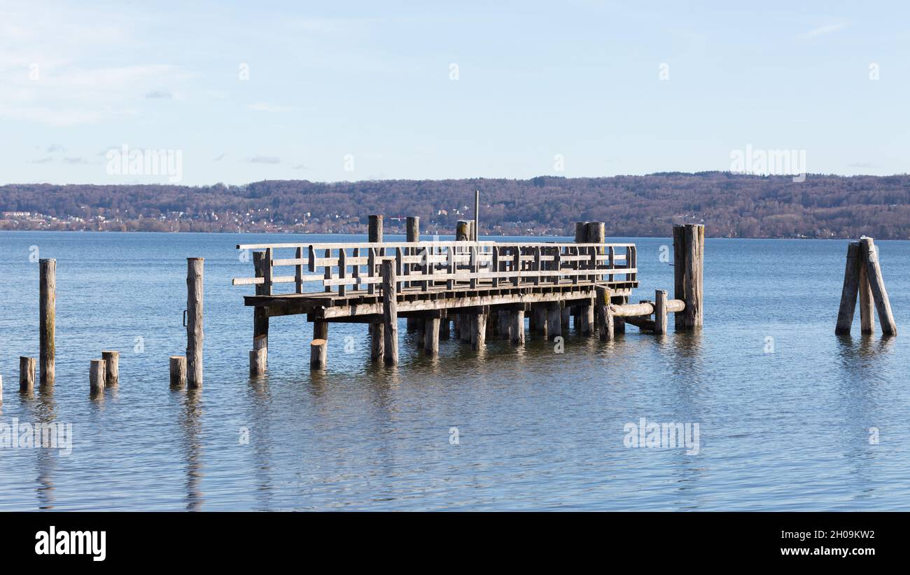 Holzsteg wird in der Nebensaison gewartet. Am Ammersee. Stockfoto