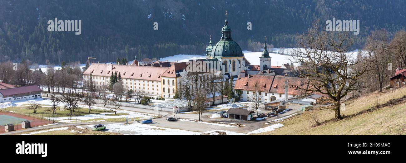 Ettal, Deutschland - 26. Feb 2021: Panorama des Klosters Ettal im Winter. Stockfoto