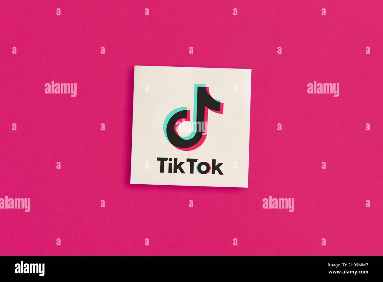 MOSKAU, RUSSLAND - 12 Okt 2021: TIK Tok Logo auf rosa Hintergrund Stockfoto