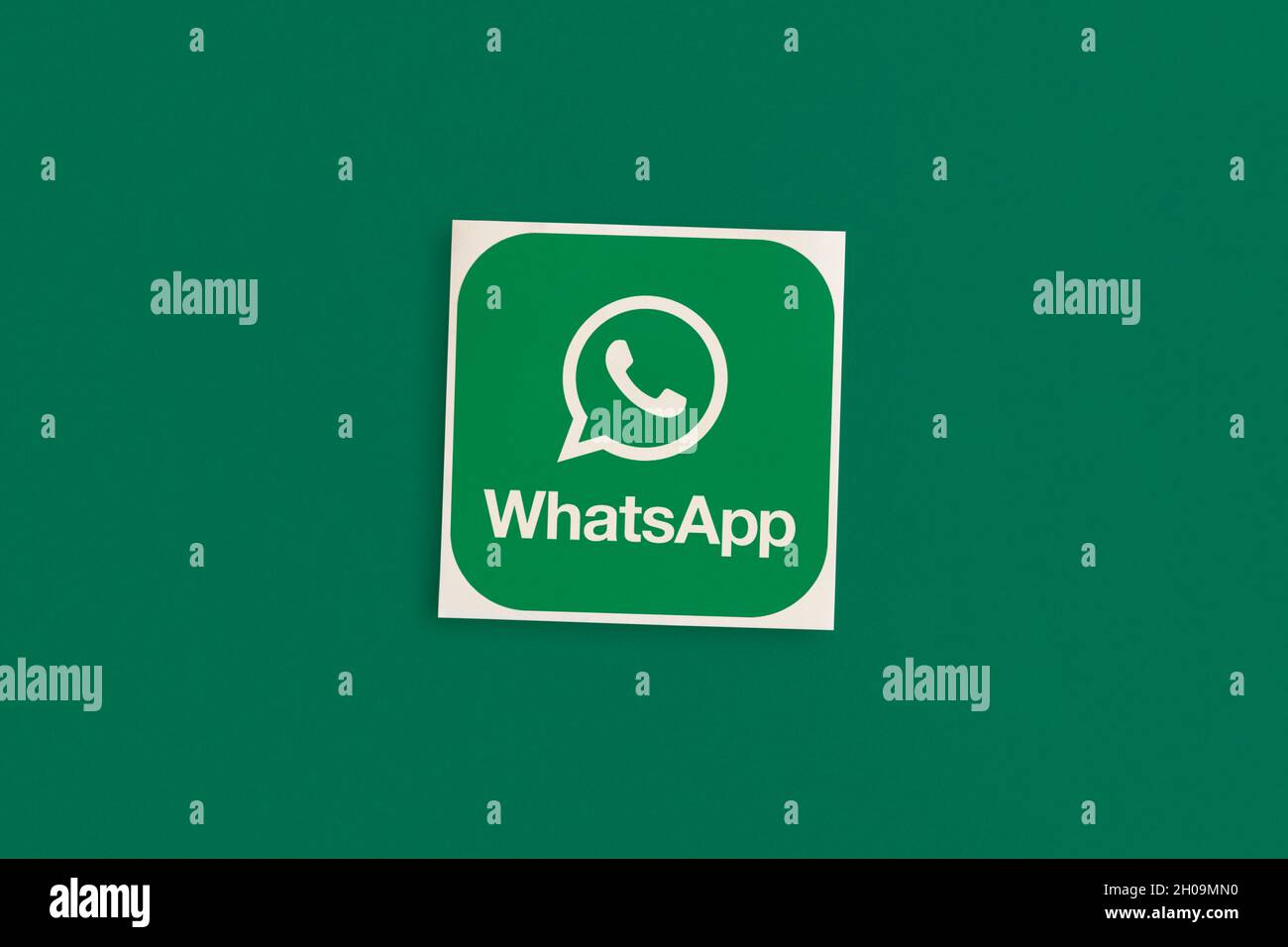 MOSKAU, RUSSLAND - 12 Okt 2021: WhatsApp-Logo auf rosa Hintergrund Stockfoto