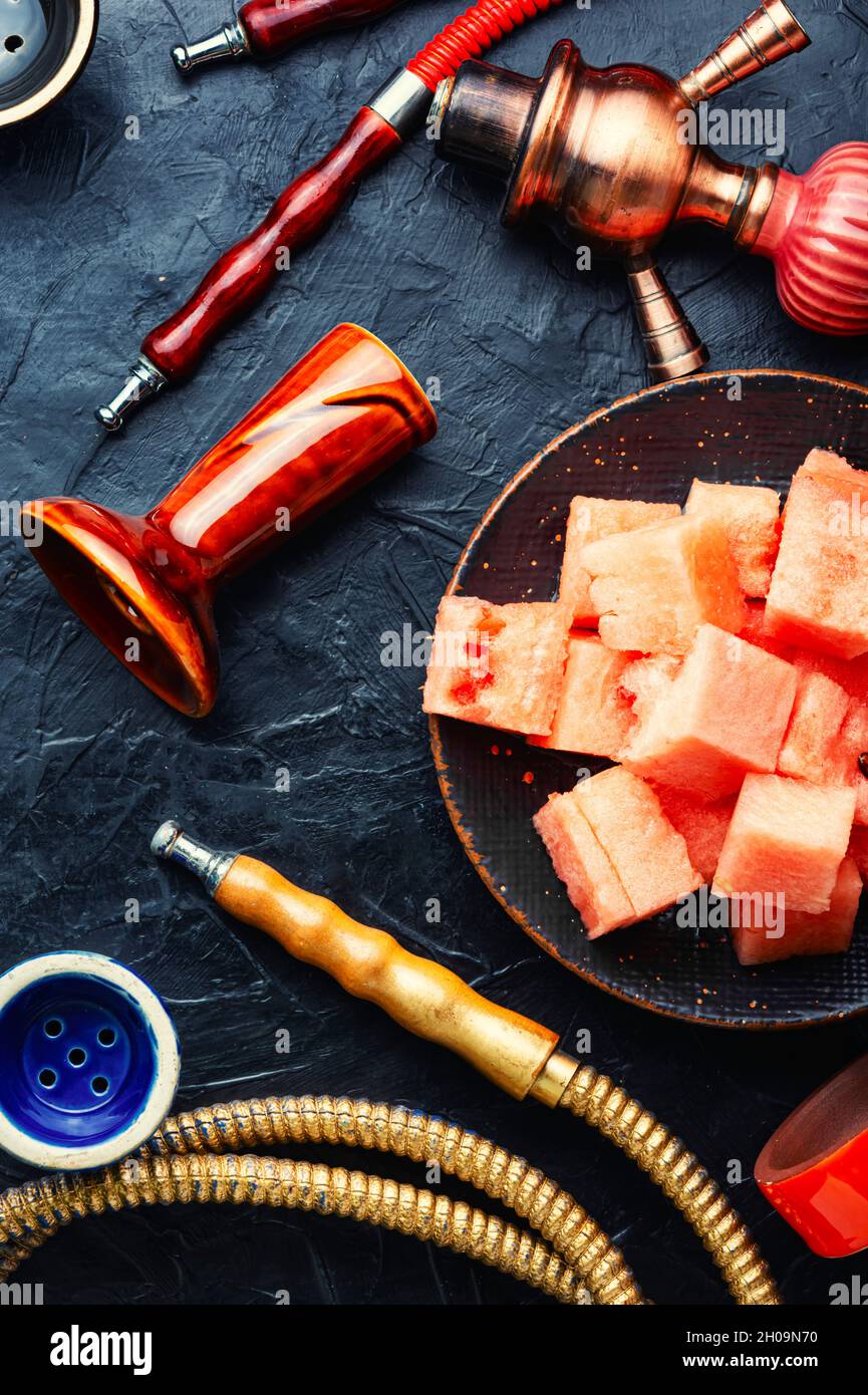 Aromatische rauchende Shisha mit Tabak mit Wassermelone-Geschmack Stockfoto