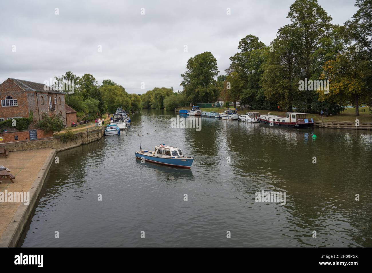 Motorstart der Umweltagentur auf der Themse. Wallingford, Oxfordshire, England, Großbritannien Stockfoto