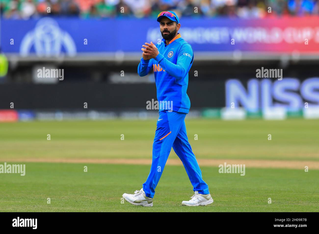 Birmingham, Großbritannien. Juli 2019. Der indische Cricket-Spieler Virat Kohli reagiert während des 40. Spiels der ICC (International Cricket Council) Cricket World Cup 2019 zwischen Bangladesch und Indien in Birmingham in England. Indien gewann mit 28 Läufen. (Foto von MD Manik/SOPA Images/Sipa USA) Quelle: SIPA USA/Alamy Live News Stockfoto