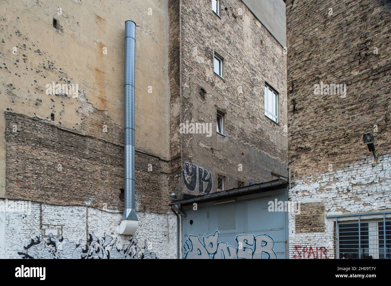 '17.04.2021, Deutschland, , Berlin - Brandwände in einer Gebäudeecke. 0CE210417D001CAROEX.JPG [MODEL RELEASE: NOT APPLICABLE, PROPERTY RELEASE: NO (C) CAR Stockfoto