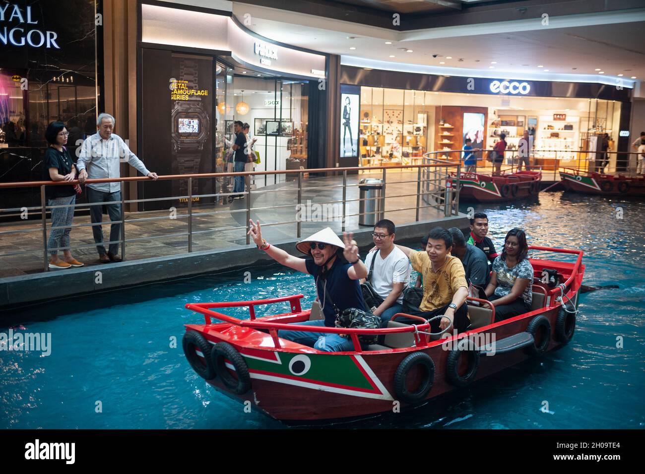'03.01.2020, Singapur, , Singapur - Touristen genießen eine Bootsfahrt in den Shoppes im Marina Bay Sands Einkaufszentrum. 0SL200103D005CAROEX.JPG [MODELL RE Stockfoto