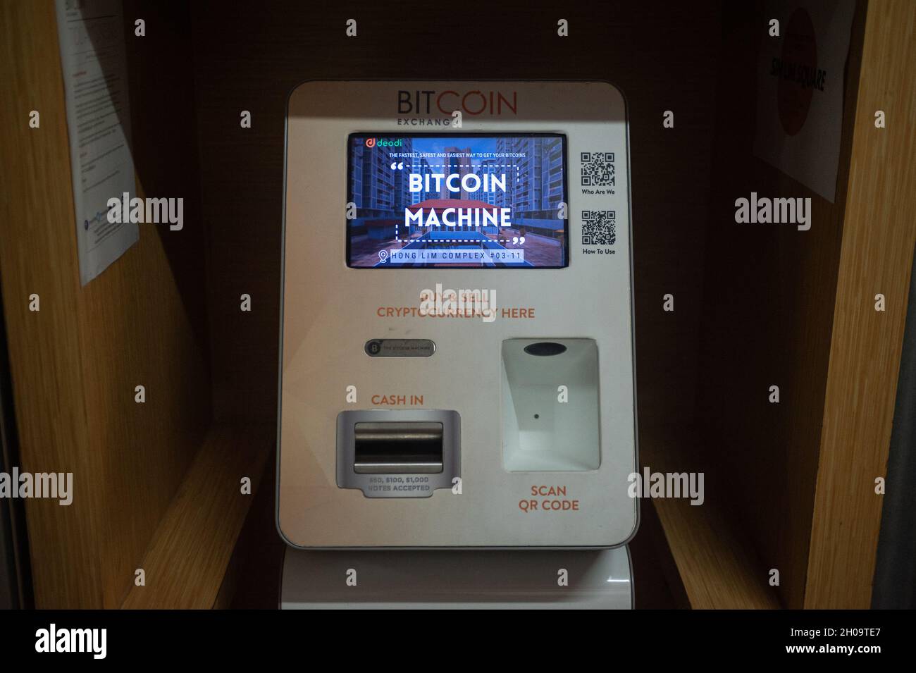'25.05.2021, Singapore, , Singapur - Ein Bitcoin-Automaten mit einem kleinen Bildschirm zum Kauf und Verkauf der Kryptowährung Bitcoin steht in einem Geschäft Stockfoto