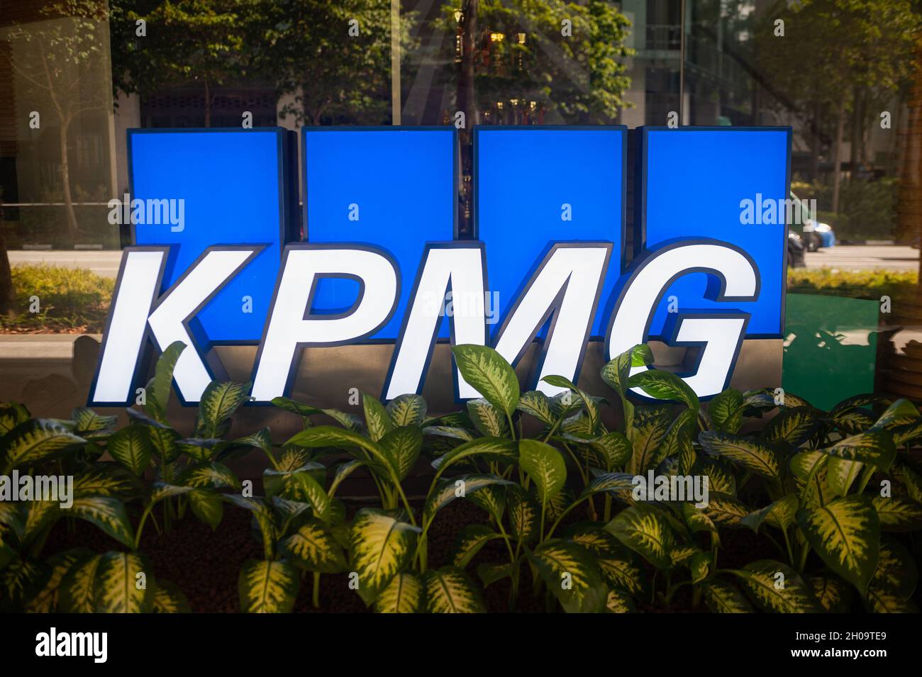 '25.05.2021, Singapore, , Singapur - Leuchttes Logo der Wirtschaftsprüfungsgesellschaft KPMG vor dem Büro ihrer Niederlassung im Geschäftsviertel der Southeas Stockfoto