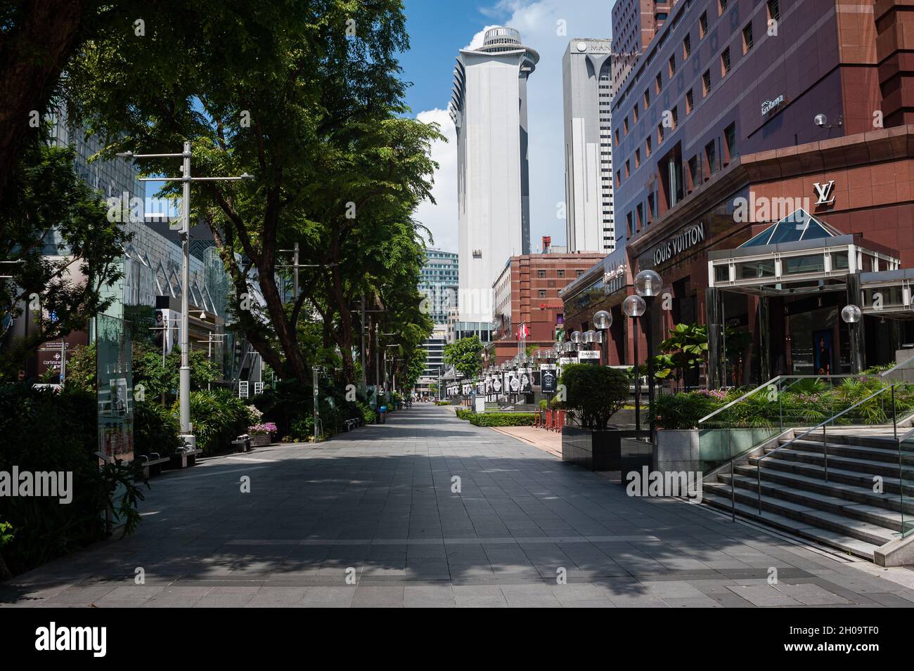 '14.06.2021, Singapur, , Singapur - Blick entlang der leeren Einkaufsstraße Orchard Road während der anhaltenden Corona-Krise (Covid-19). Nach einem Monat von Stockfoto