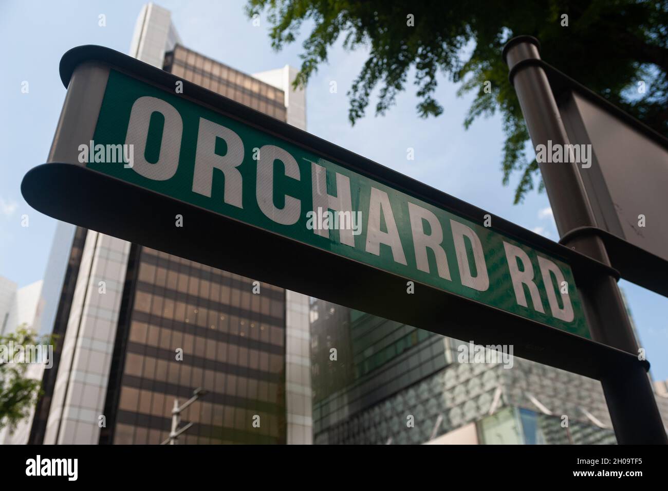 '14.06.2021, Singapur, , Singapur - Orchard Road Straßenschild entlang der Haupteinkaufsstraße mit dem gleichen Namen während der anhaltenden Corona-Krise (Covid Stockfoto