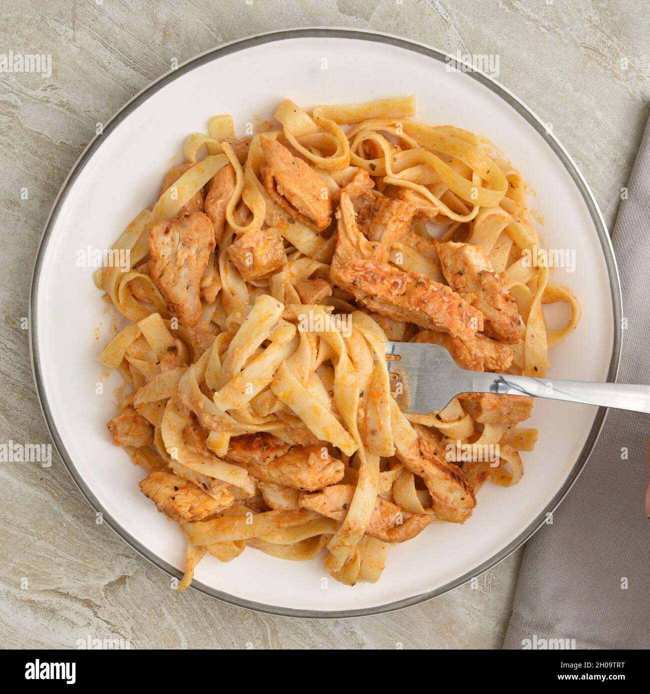 Essen Sie einen Gabelstapler geschwärztes Huhn mit Fettuccine Alfredo Ansicht von oben Stockfoto