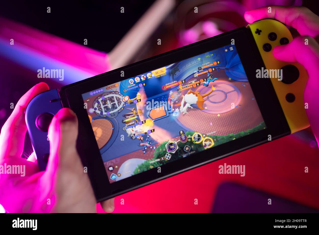 Bangkok, Thailand - 12. Oktober 2021 : Ein Spieler spielt Pokémon Unite auf Nintendo Switch. Stockfoto
