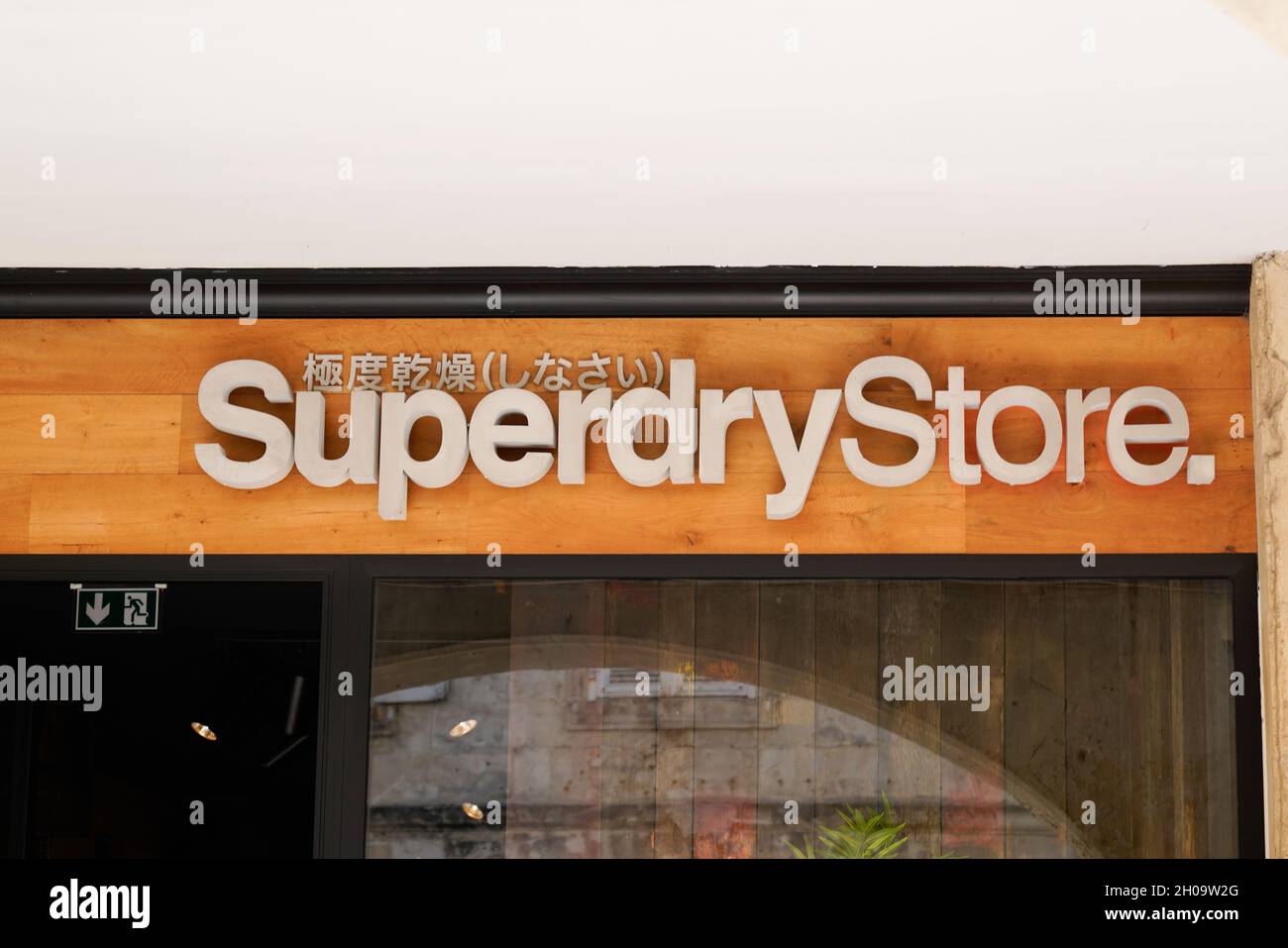 Superdry sign -Fotos und -Bildmaterial in hoher Auflösung – Alamy
