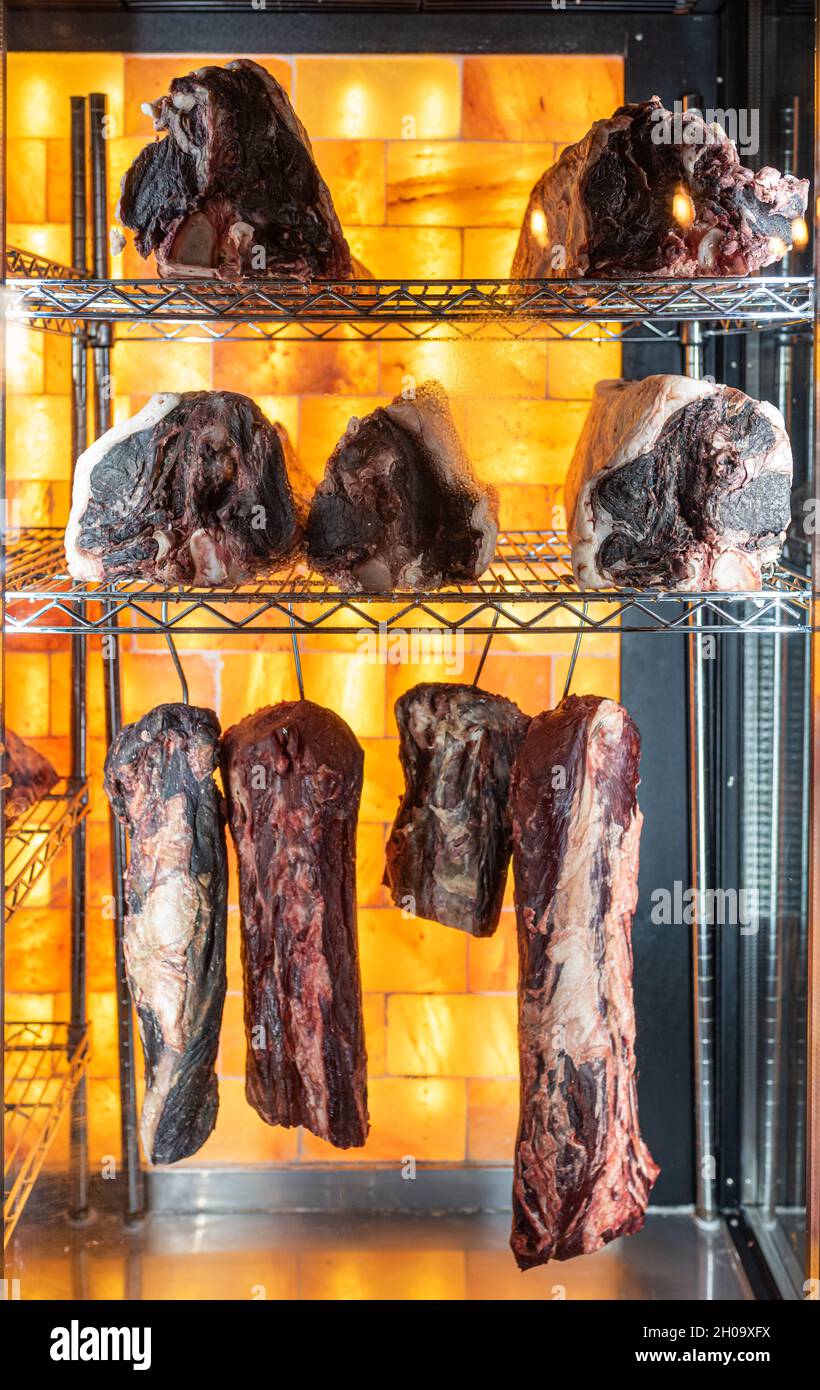 Rindfleisch wurde in einem trockenen, gereiften Rindfleischschrank aufgehängt und aufgereiht Stockfoto