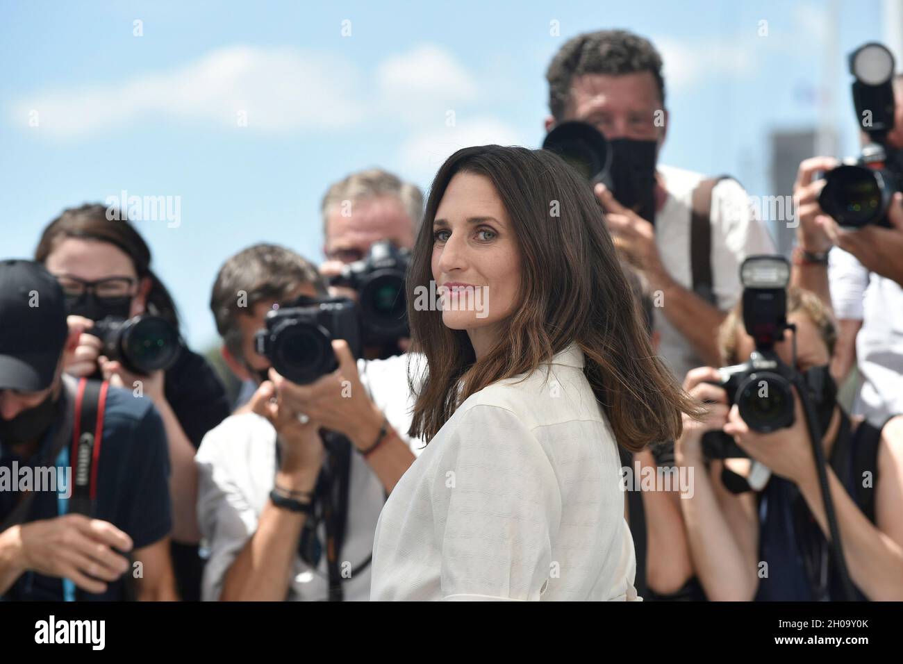 74. Auflage der Filmfestspiele von Cannes: Die Schauspielerin Camille Cottin posiert während einer Fotoserie für den Film „Stillwater“ von Tom McCarthy am Juli Stockfoto