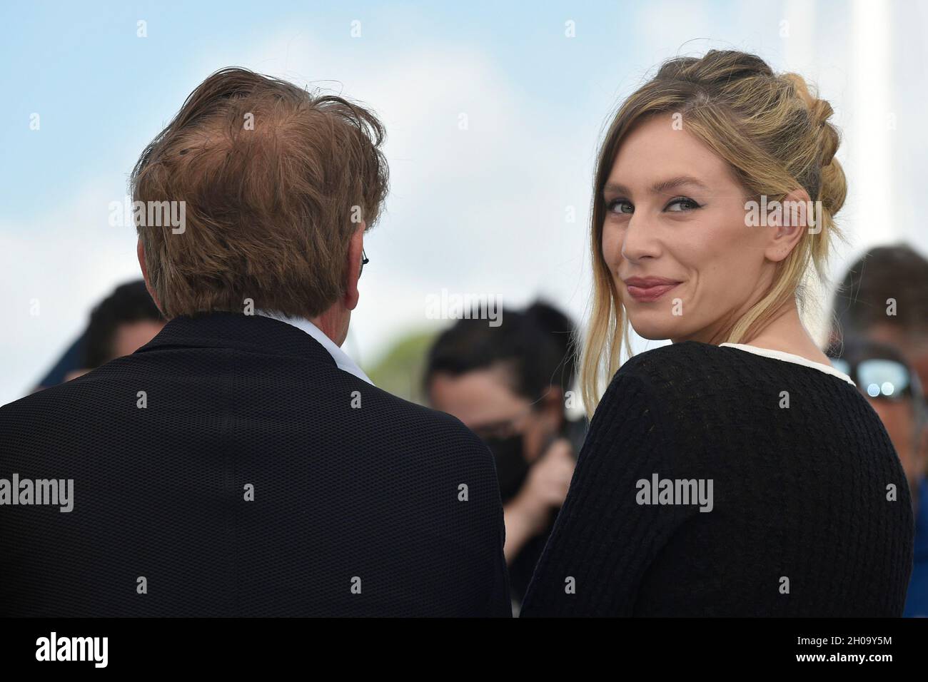 74. Auflage der Filmfestspiele von Cannes: Die Schauspielerin Dylan Penn und ihr Vater Sean Penn posieren während einer Fotoserie für den Film „Flag Day“, Regie: S. Stockfoto