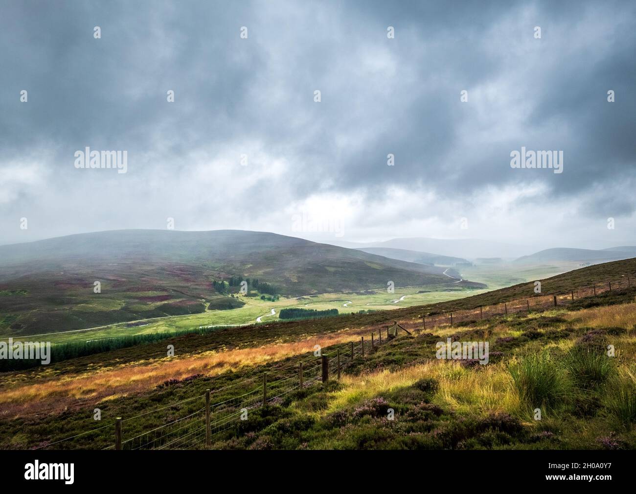 Der Fluss Don schlängelt sich durch die Cairngorm-Berglandschaft westlich von Corgarff Stockfoto