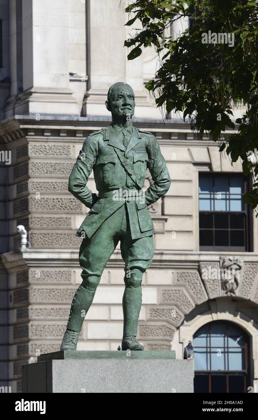 London, England, Großbritannien. Statue (1956; Jacob Epstein) des Feldmarschalls Jan Christian Smuts (1870-1950) auf dem Parliament Square - restauriert 2017 Stockfoto