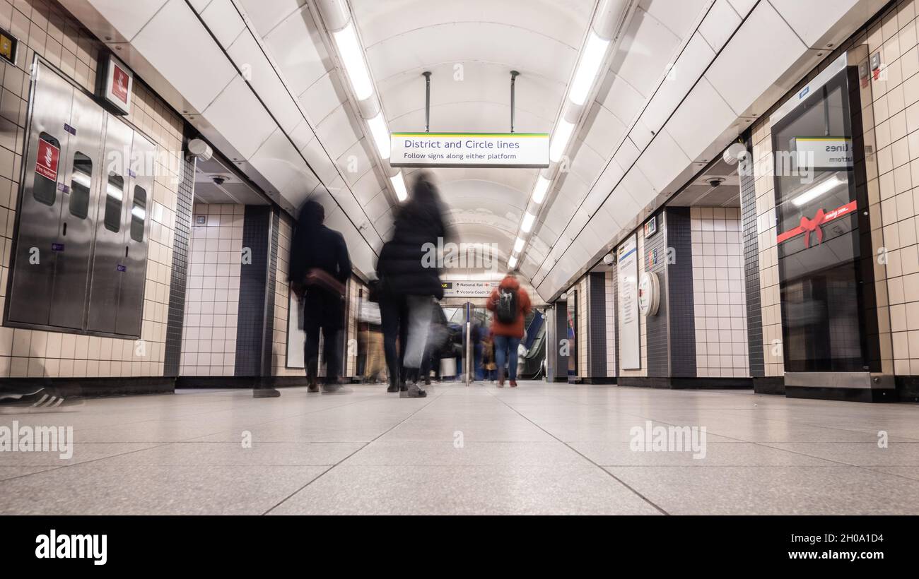 U-Bahn London. Abstrakte Langzeitbelichtung von Passagieren, die an einer U-Bahn-Station zur Weiterreise in die Nacht gestiegen sind. Stockfoto