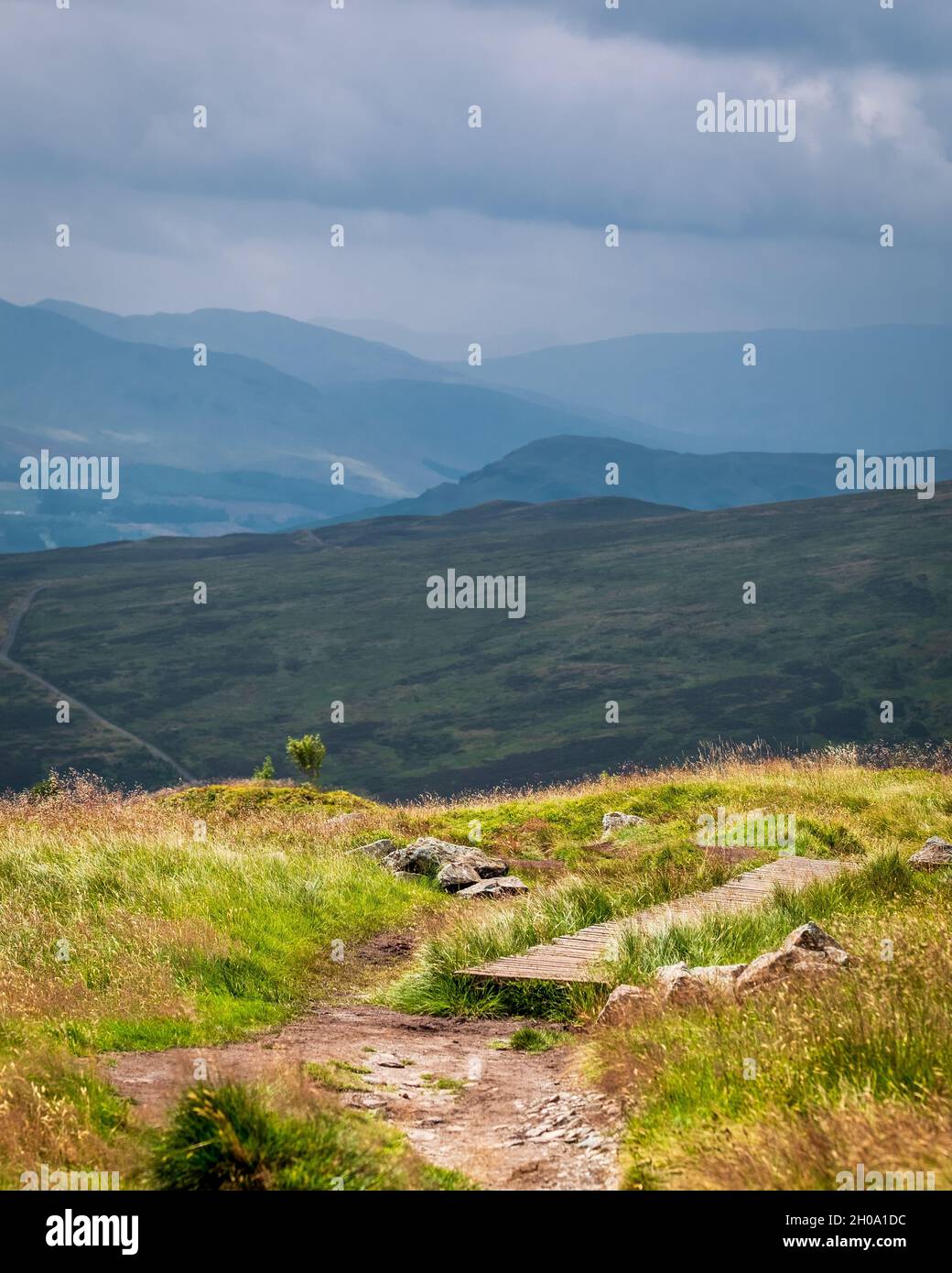 Blick zurück auf die Hügel rund um Killin und Trossachs von einem Pfad in Richtung Ben Lawers Stockfoto