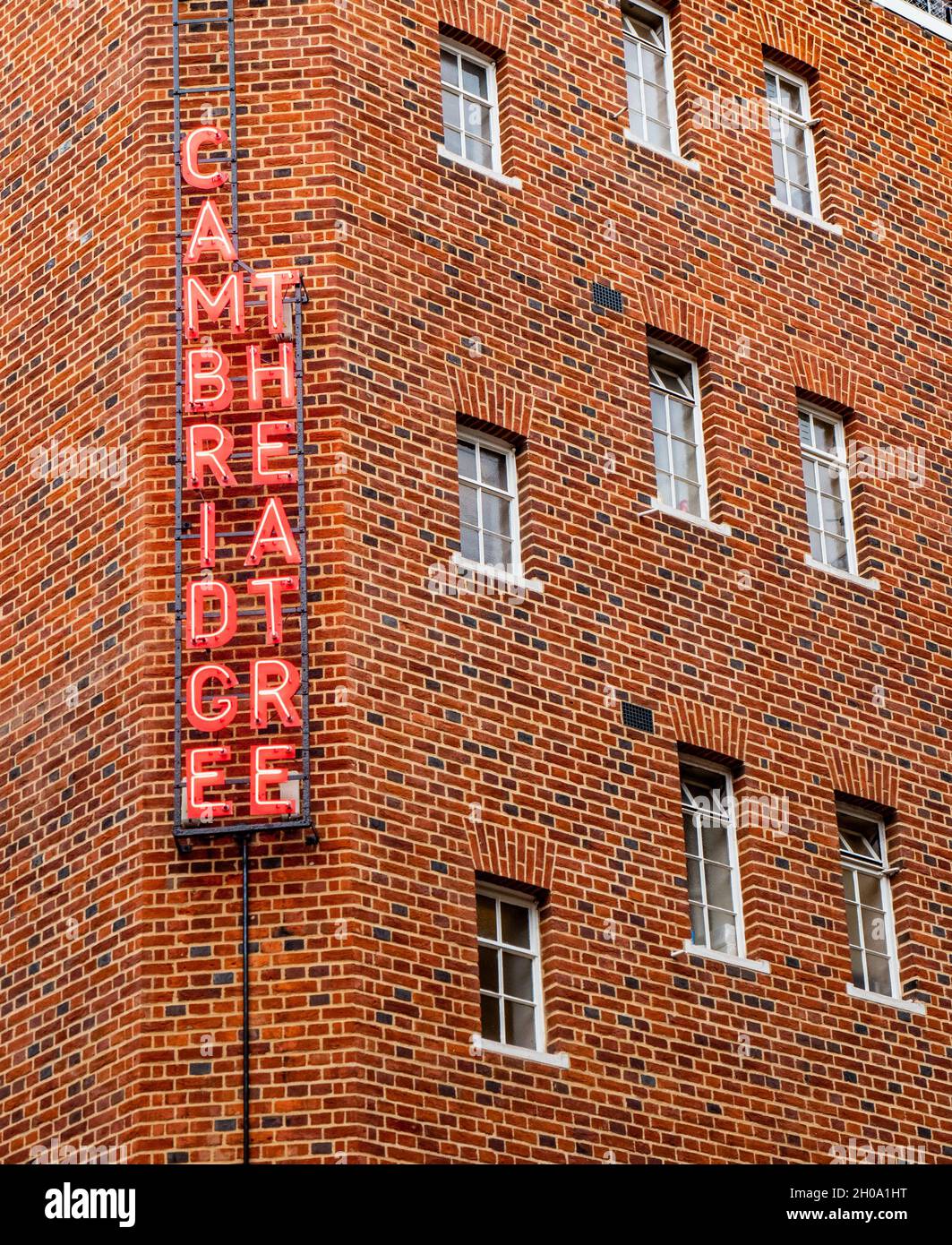 The Cambridge Theatre, London. Die Außenbeschilderung auf der Rückseite des Cambridge Theatre im Herzen des West End Theaterviertels. Stockfoto