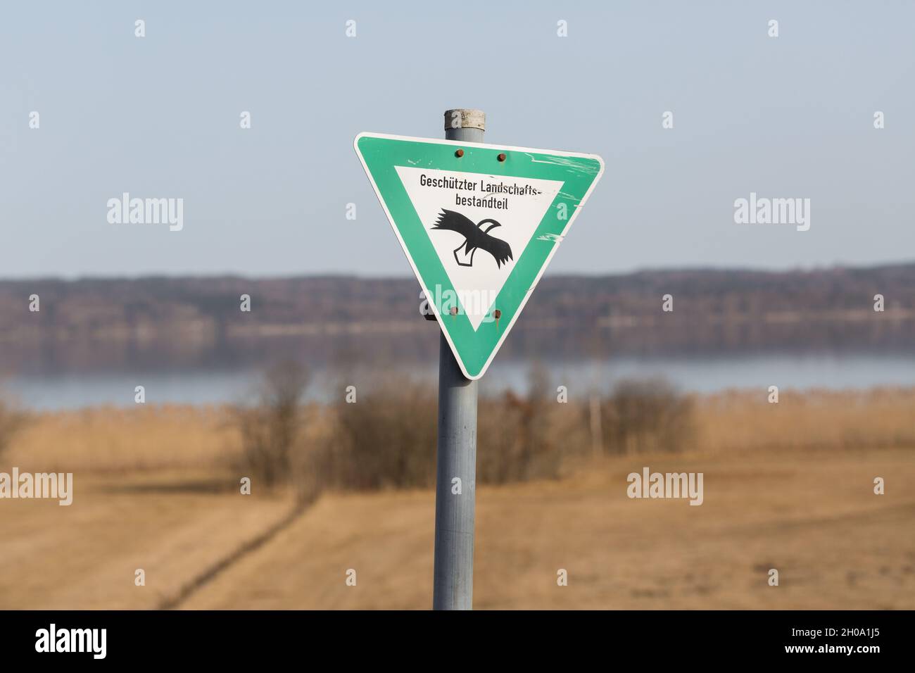 Seeseiten, Deutschland - 23. Feb 2021: Schild mit der Aufschrift 'Geschützter Landschaftsbestandteil'. Hinweis auf ein Naturschutzgebiet für geschützte Wildtiere. Stockfoto