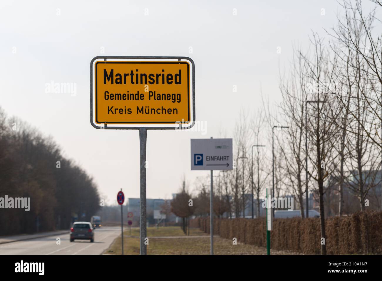 Martinsried, Deutschland - 9. März 2021: Ortsschild Martinsried. Eine Stadt in der Nähe von München, Heimat zahlreicher Biotech-Unternehmen. Stockfoto