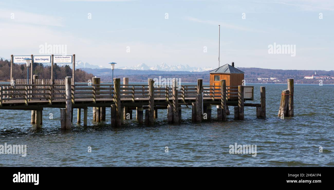 Herrsching, Deutschland - 28. März 2021: Panorama mit der Hauptpier von Herrsching am Ammersee. Alpen am Horizont. Stockfoto
