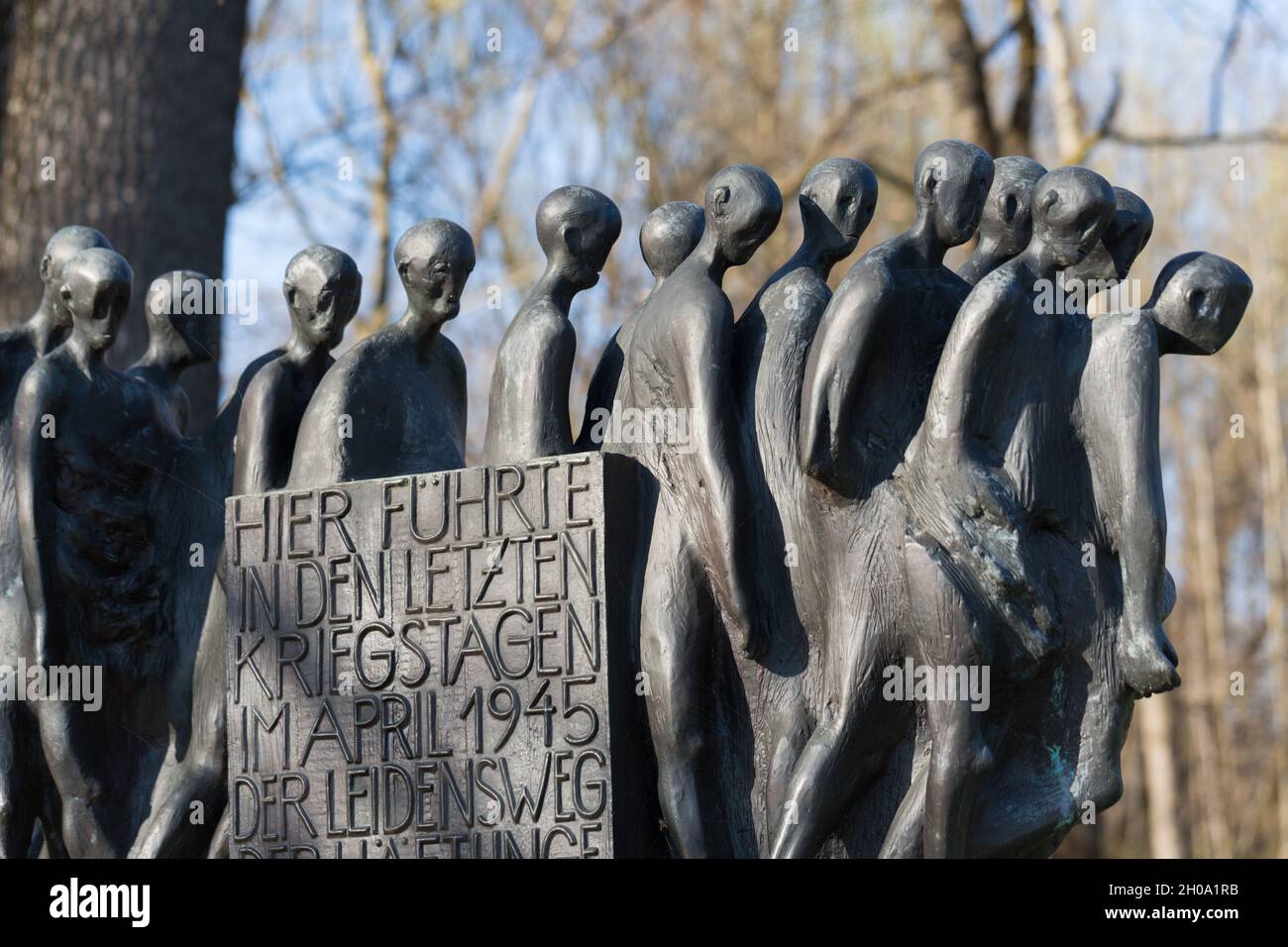 Nahaufnahme der Gedenkstätte „Todesmarsch“. Zum Gedenken an die Gefangenen, die aus dem KZ Dachau marschiert waren Stockfoto