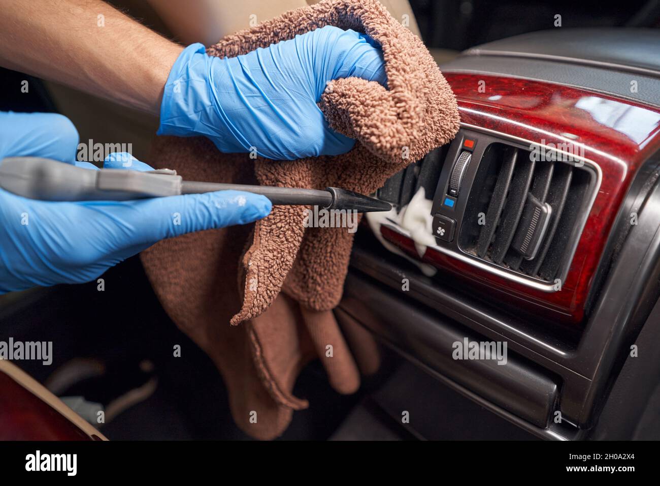 Reinigung des Fahrzeugluftkanals mit Heißdampfreiniger Stockfotografie -  Alamy