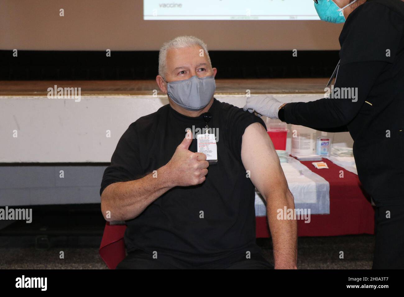 James Baker, ein Spezialist für Informationstechnologie im Gesundheitswesen und William Beaumont Army Medical Center, erhält den Pfizer-Impfstoff. Stockfoto