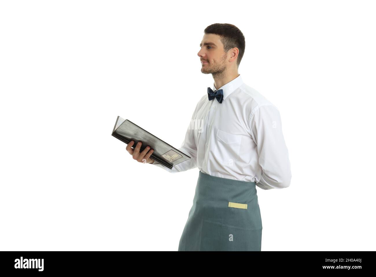 Der junge Mann, der Kellner, hält ein Menü, isoliert auf weißem Hintergrund. Stockfoto